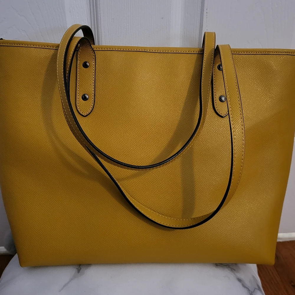 COACH BAG (MUSTARD COLOR) LIKE NEW, EXTREMELY CLEAN!!